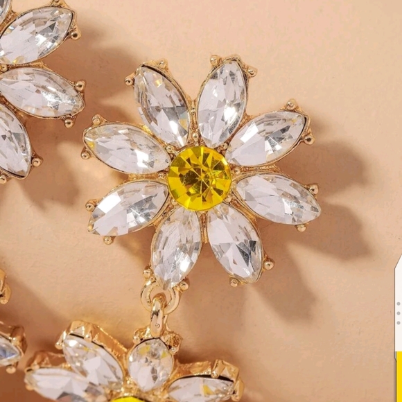 🆕 🌼DAISY RHINESTONE DROP EARRINGS - Picture 3 of 3